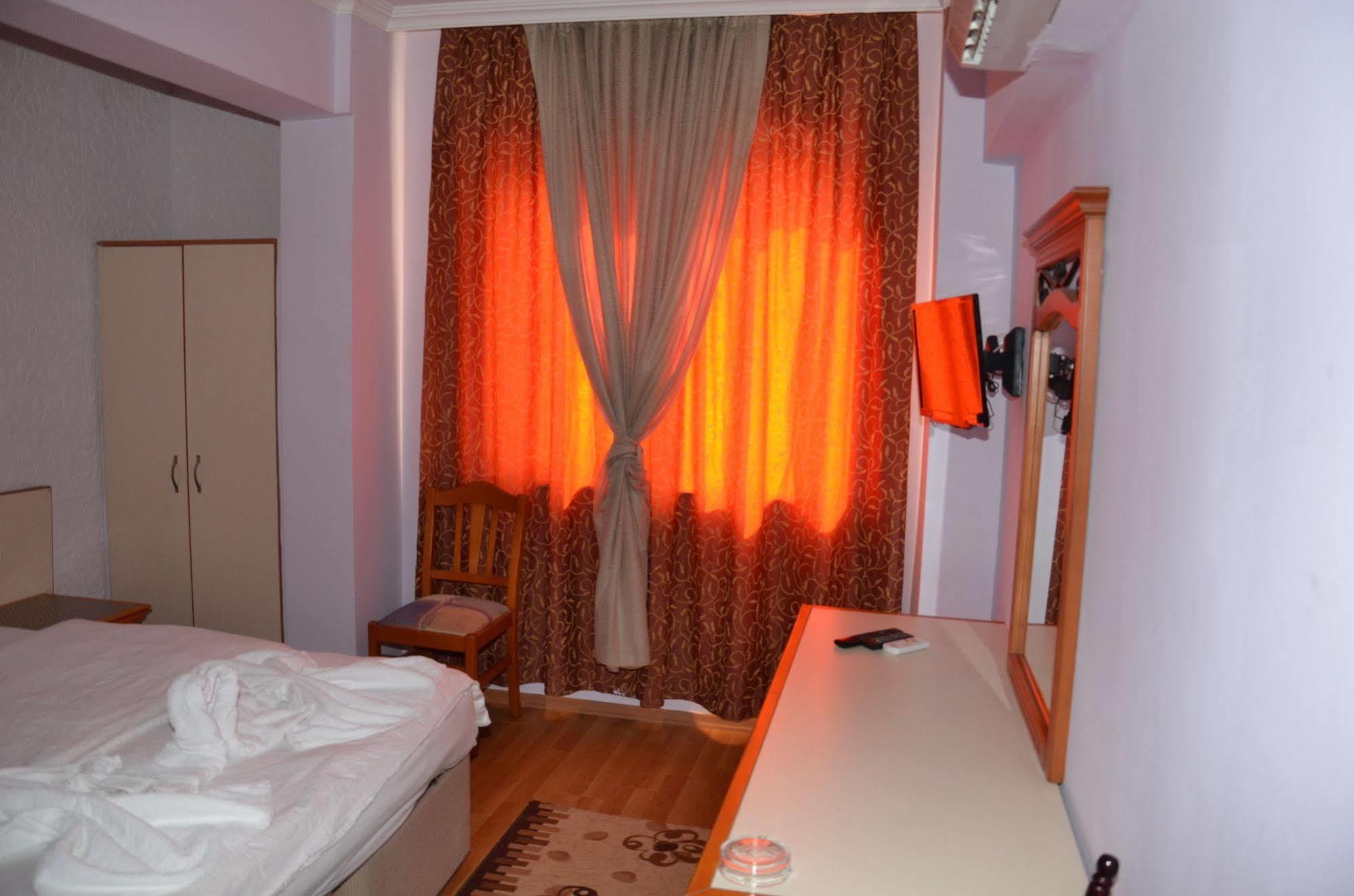 Ozturk Hotel Анталия Екстериор снимка